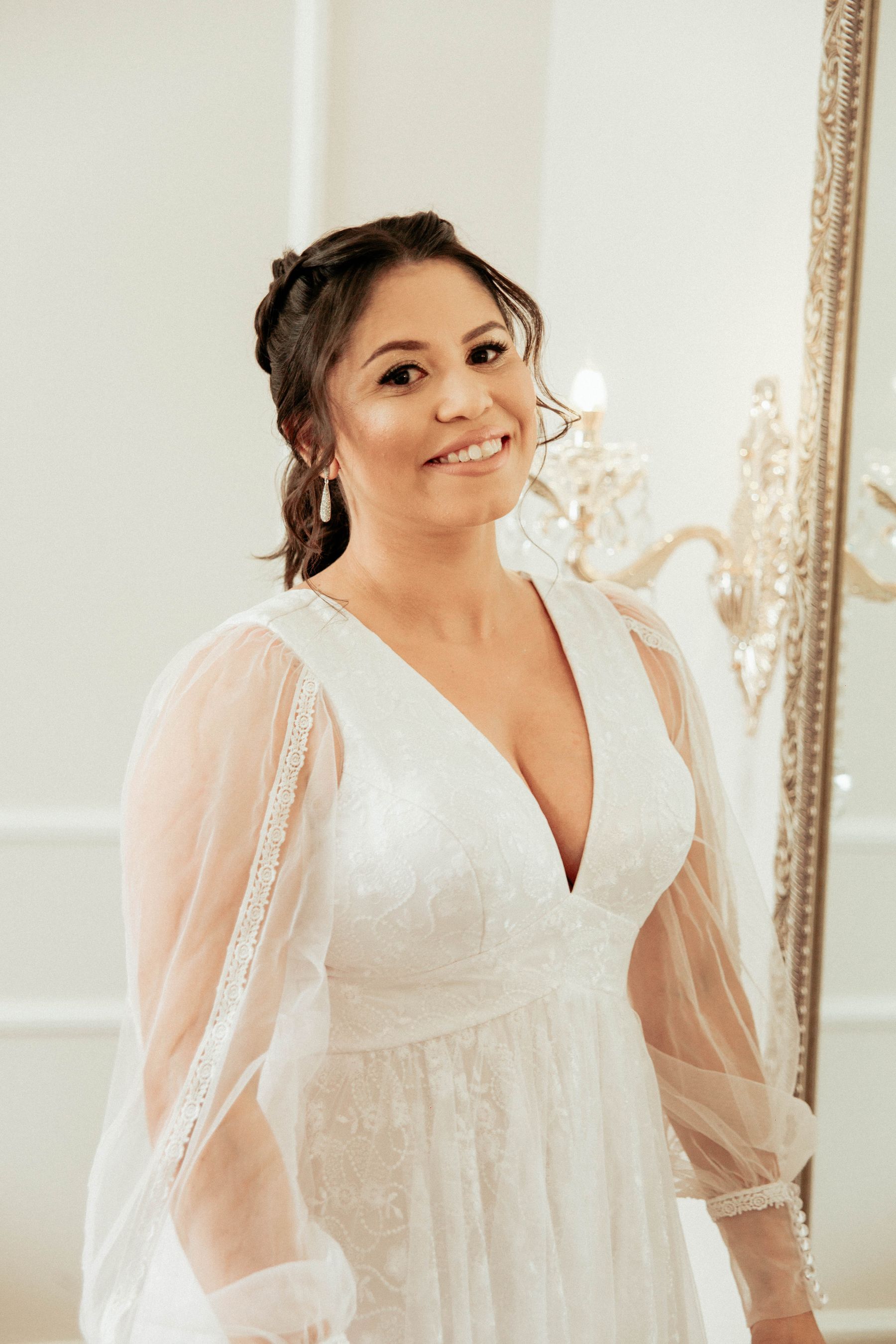 Detalle de mangas transparentes en un vestido de novia blanco