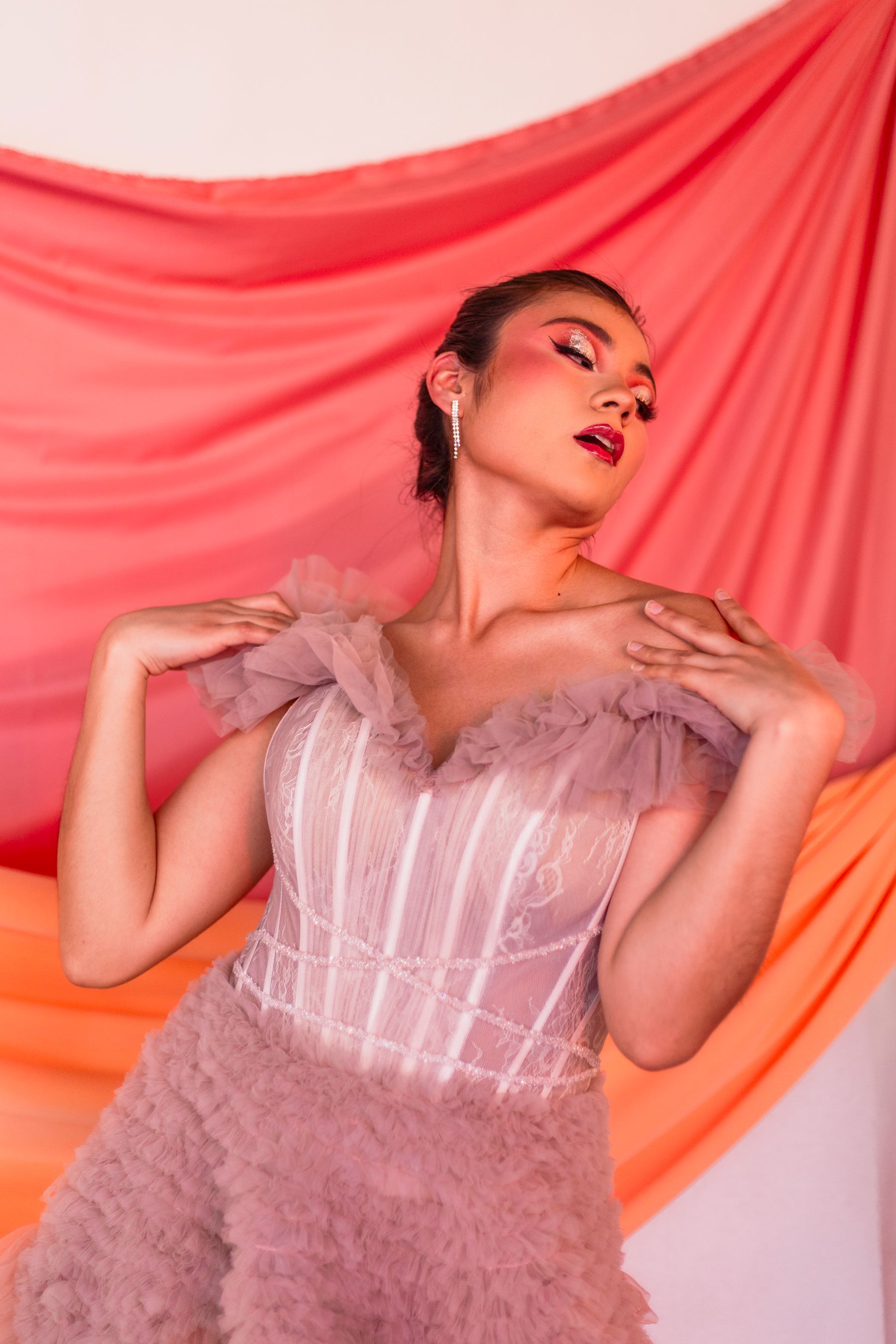 Detalle de tul y cuerpo de un vestido rosa de celebración