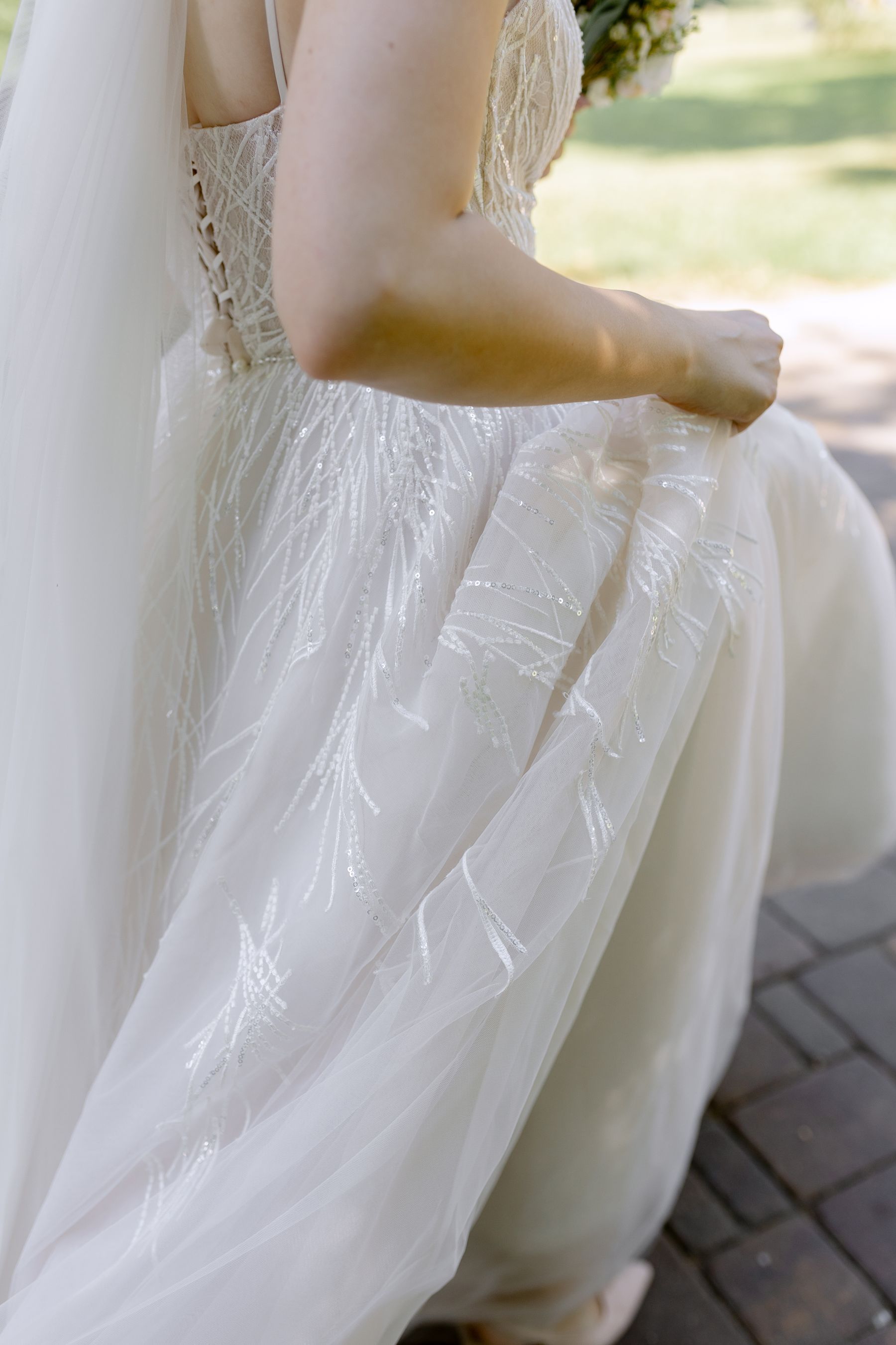Detalle de encaje y falda de un vestido de novia blanco